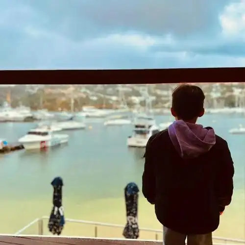 周杰伦晒儿子背影