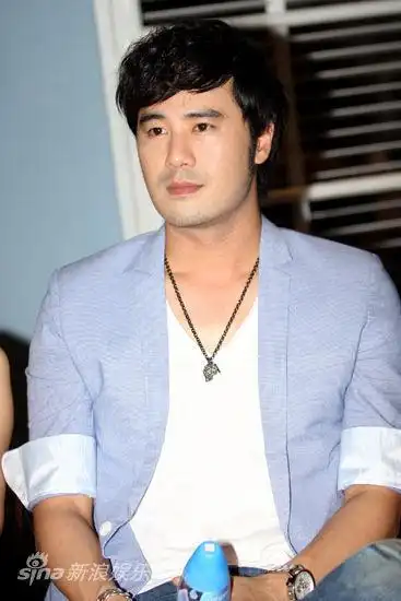 图文:《七月餐厅》开机-陈亦飞休闲西装