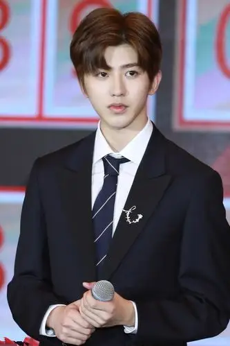 头发也撩人!蔡徐坤秀"桃心发型" 秀精致侧颜帅气无敌