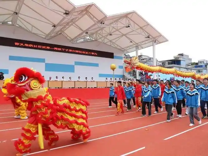 运动点亮青春,拼搏成就梦想——都安二高第33届校运会圆满举行_赛场