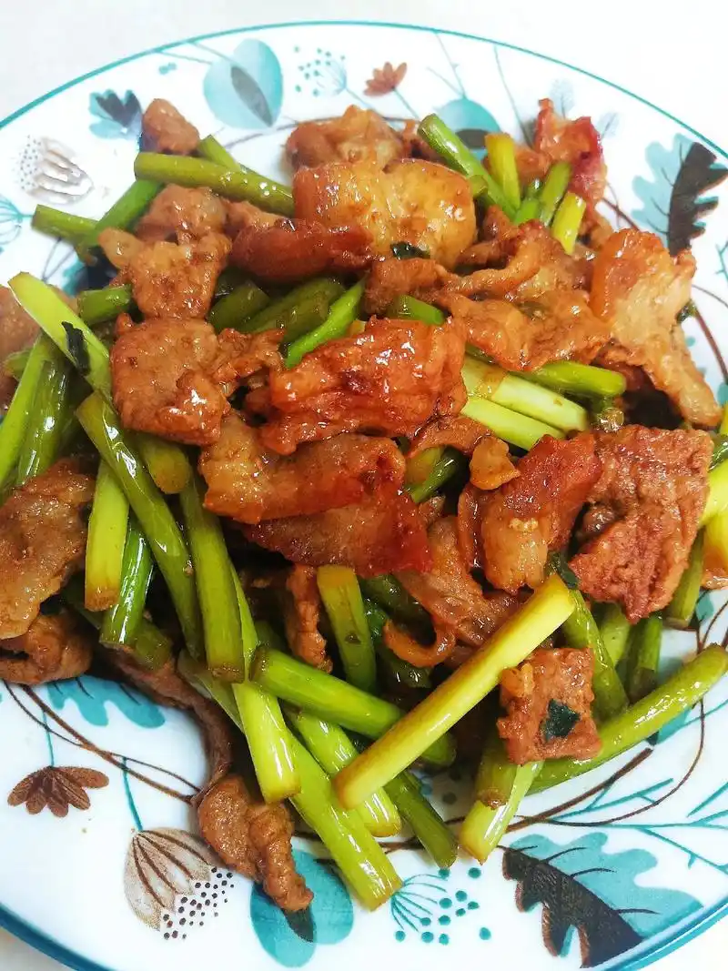 蒜薹炒肉这也太好吃了.这菜真的是简单好做又好吃,嘎嘎香!不过 - 抖音