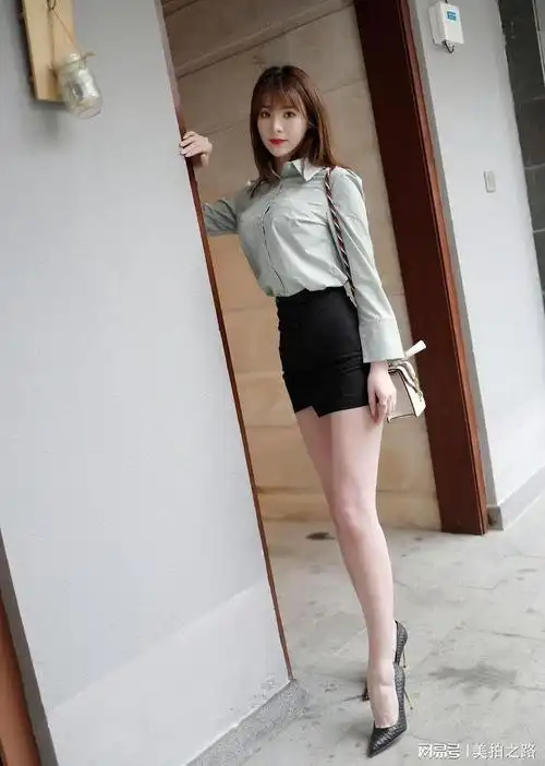 浅绿色衬衣,黑色超短裙搭配超细高跟鞋的美女,腿真长人漂亮