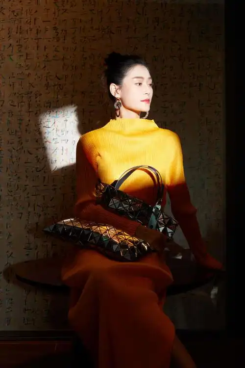 王媛可出席三宅一生开幕活动身穿连衣裙秀曼妙身姿