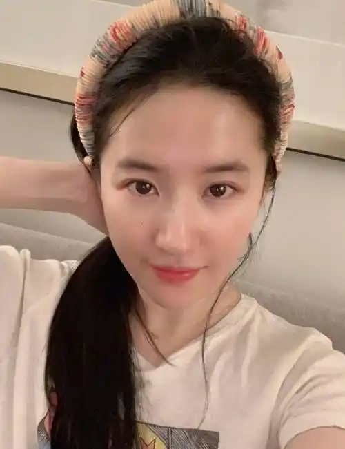 不得不说刘亦菲真的称得上是"素颜女神",日常生活中的她,和影视作品中