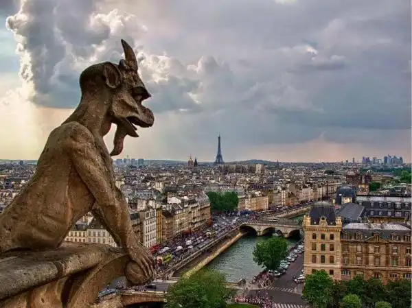 巴黎圣母院钟楼上的怪兽雕像