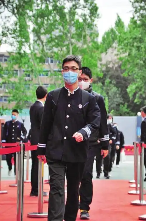 四月二十日,西安市铁一中学高一,高二学生正在有序入校.