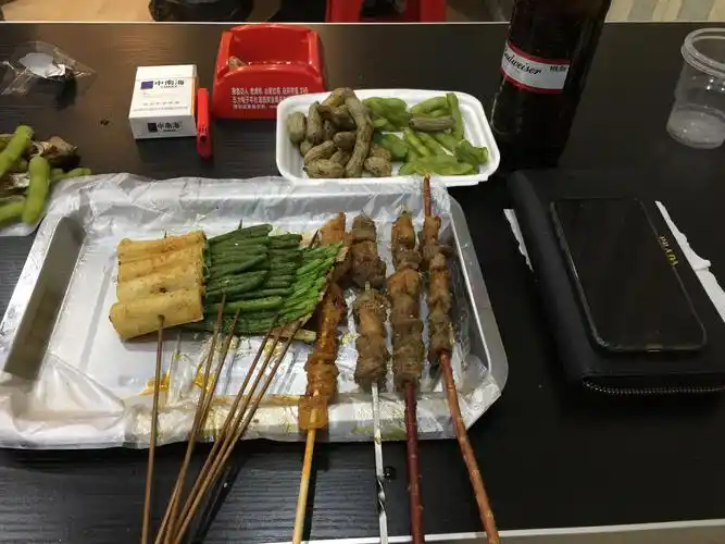 一个人吃点烧烤也可以很开心