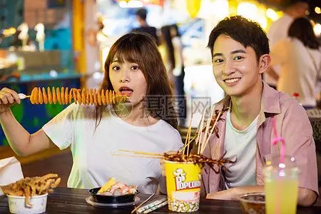 情侣小吃街吃小吃图片