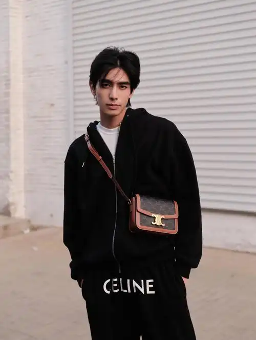 欢娱影视演员@宋威龙99 最新街拍曝光