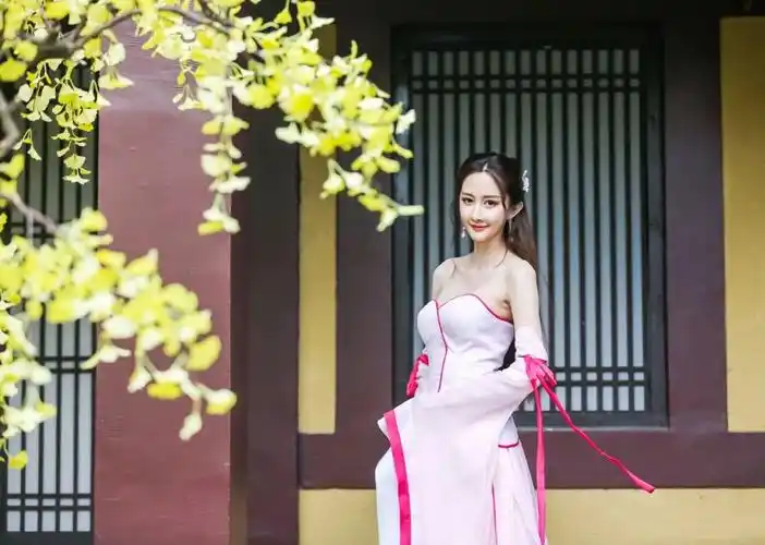 出道多年的文梦洋凭借魔鬼身材转变为网红有一事让人费解