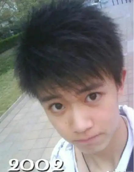 任嘉伦学生时期旧照曝光模样青涩呆萌气质变化大