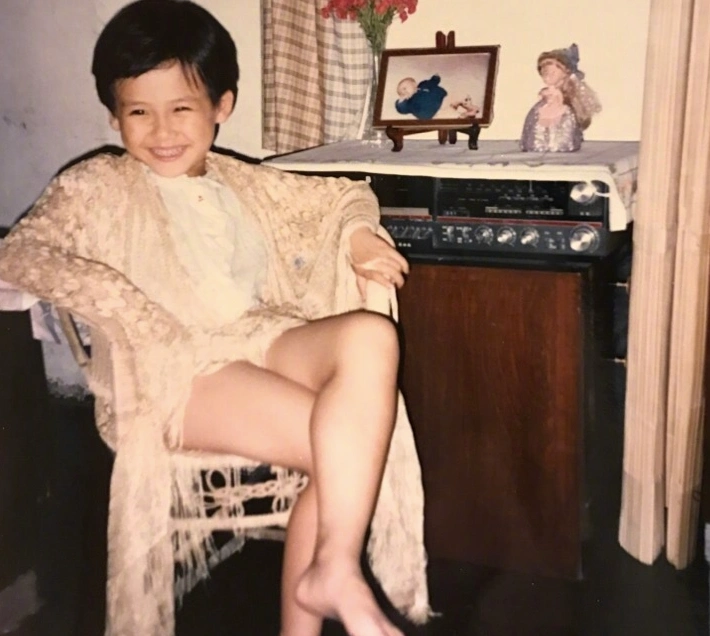 马思纯童年照首曝光,眼神清澈灵动坐姿豪放,令网友咂舌!