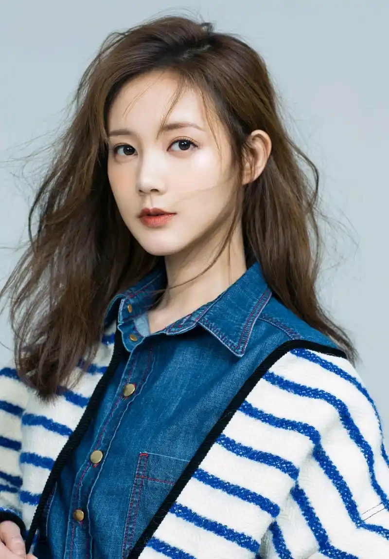 李一桐的反季节穿搭穿牛仔套装配条纹针织开衫时髦又高级