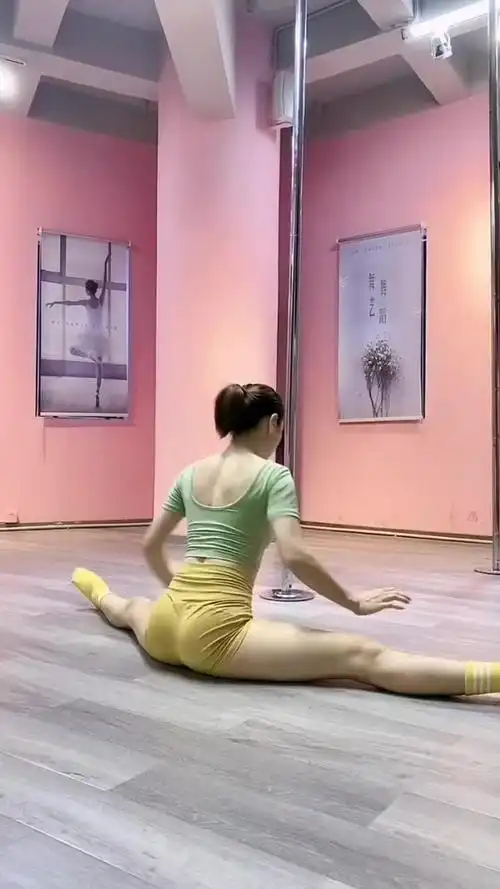 瑜伽一字马,不愧是大长腿,连一字马都这么标准