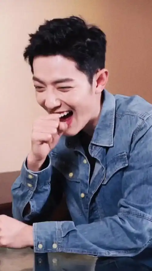 肖战寸头造型[照相机] 新造型干净清爽 满满少年感