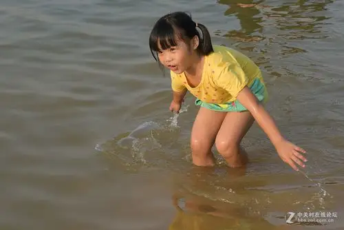 学游泳的小女孩