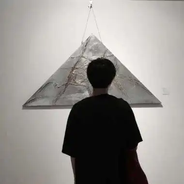 黑白情侣头像一对一男一女情侣背影头像两张霸气忧伤