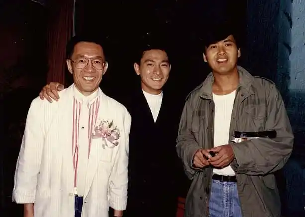 周润发和刘德华合影,发哥长腿气场超a,华仔都被衬托成小鸡仔了