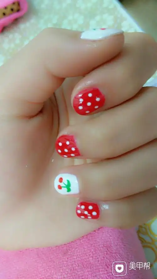 圆形红色白色可爱手绘甜美的小樱桃~美甲图片