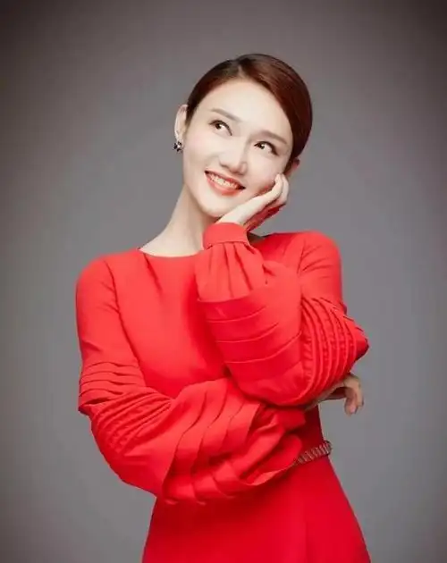 春晚主持人龙洋近照浮肿嘴歪被疑脸部填充网友讽其比不上董卿