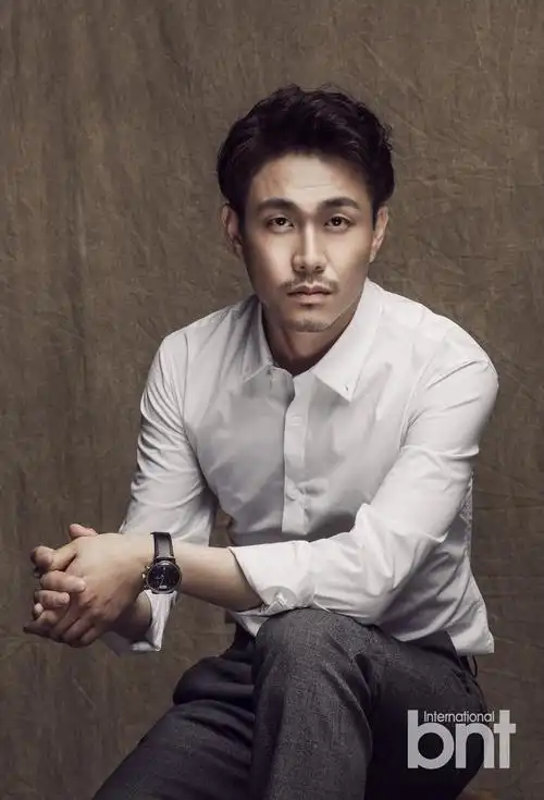 演员吴政世拍写真 个性胡子显成熟男人魅力