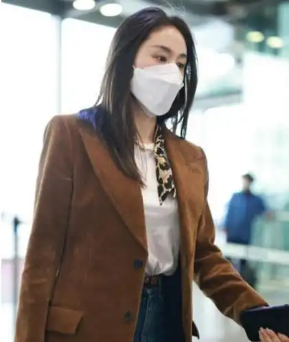 杉菜王子文现身机场穿休闲装低调现身全程打电话引关注