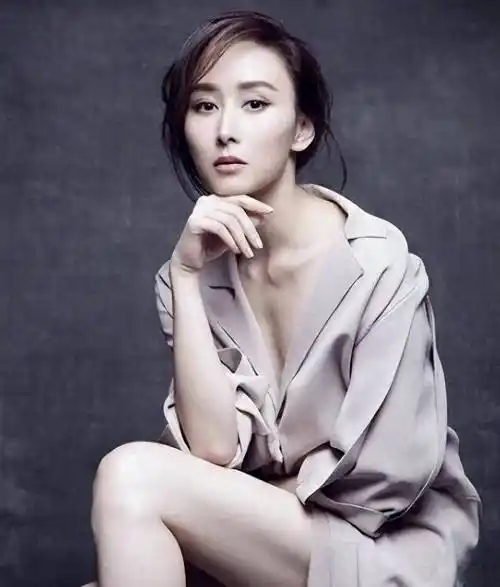 身材真是有"料"啊! 45岁的胡静真是太美了,女人味十足!