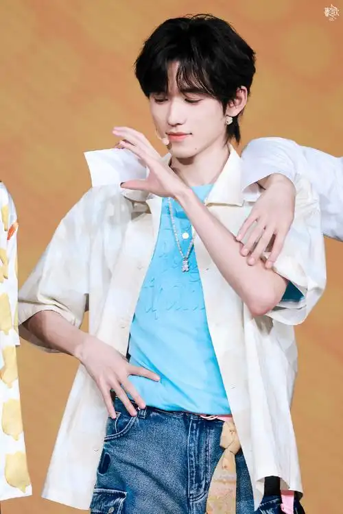 宋亚轩康师傅冰红茶品牌代言人##时代少年团夏日清爽穿搭##冰红茶