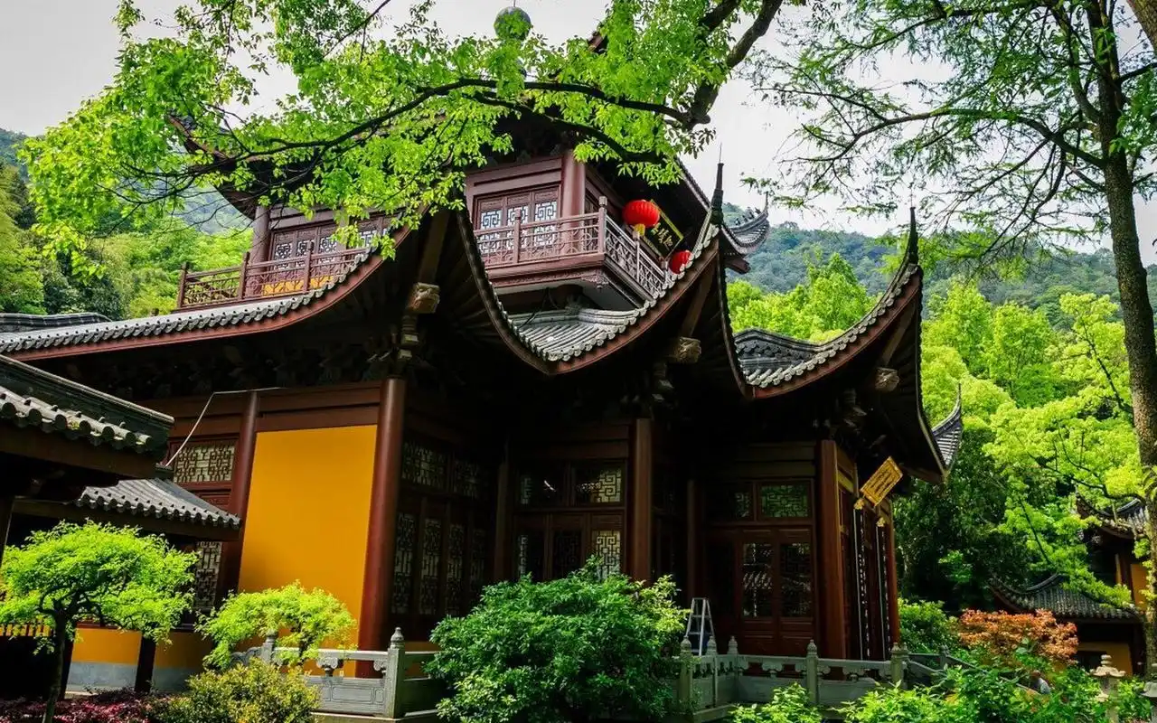 灵隐寺 灵隐寺,中国佛教古寺,又名云林寺,位于浙江省杭州市,背靠