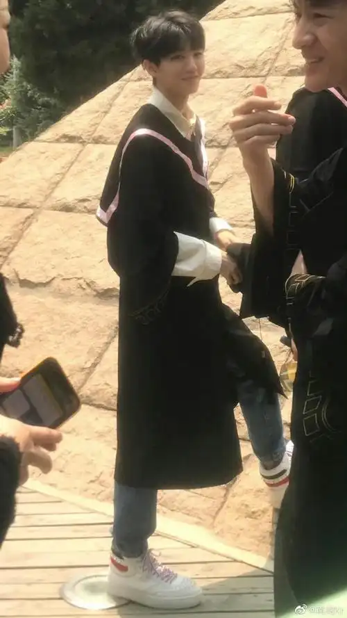 王俊凯超话不知不觉距离在520这天穿上学士服,扔最高的学士帽,爬最快