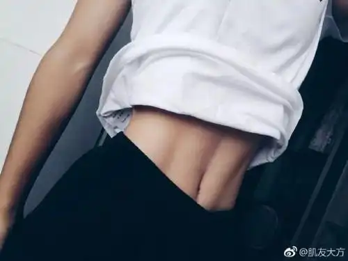 ▼——锁骨以下全是腹肌!用冯丽自己的话来说钱报君实名酸了!