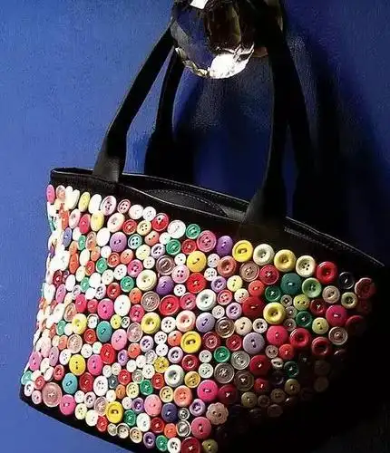 破旧衣服上的纽扣别扔,小小的纽扣组合在一起也有大用处