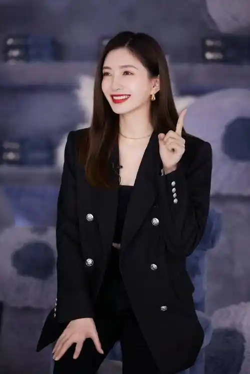 江疏影穿黑色西装配微喇长裤拍写真,知性大方,女神范儿十足_外套_显得