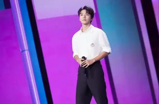 荷尔蒙爆棚!王俊凯现身蔡依林演唱会,牵手自曝理想型掀全场高潮