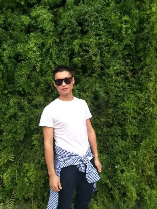 先放几张学弟的生活照,供大家参考!