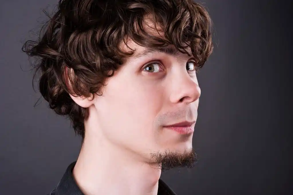 卷发男,卷曲的男性肖像关门