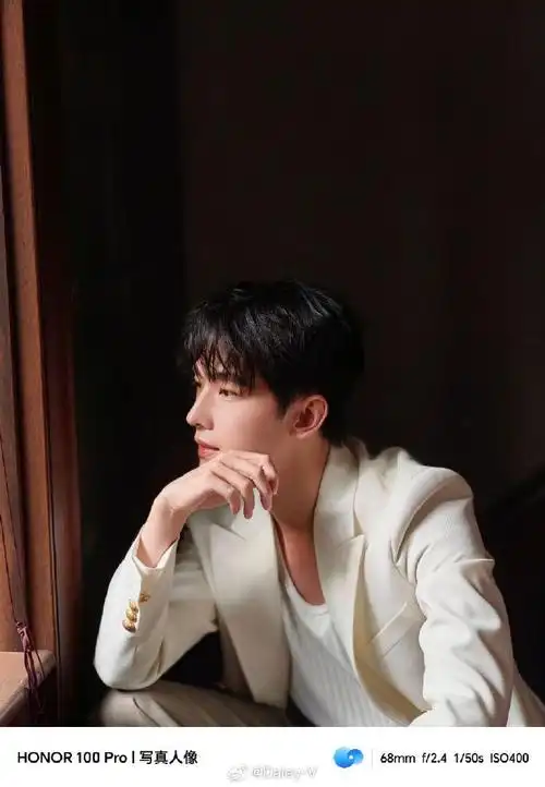 v-style#@杨洋昨日活动造型,西装背心优雅从容,从秋天寄来明信片杨洋