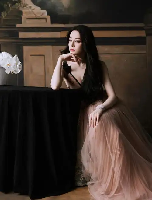 迪是个女神巴(151)迪丽热巴深v吊带裙,勾勒出完美的形状,深邃而饱满