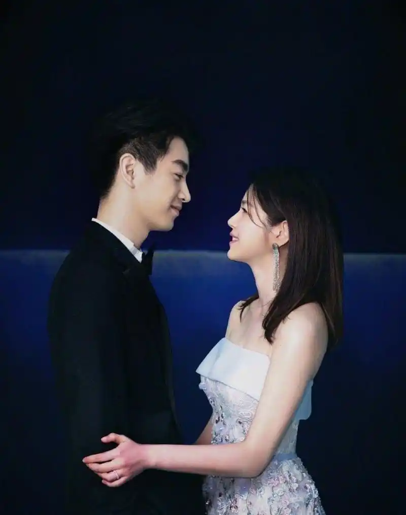 陈晓陈妍希甜蜜暴击陈妍希祝福陈晓生日快乐每天都有懒觉睡