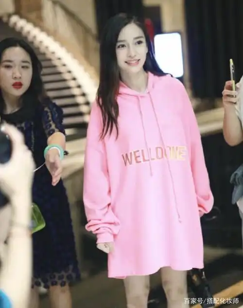 杨颖也尝试了"芭比粉",穿粉色卫衣裙现身,30岁不减少女感!