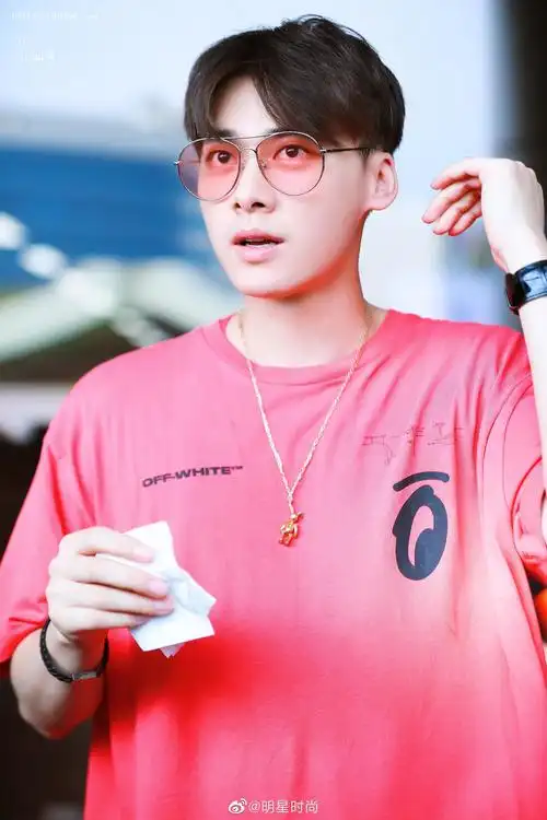 8月4日李易峰现身北京机场