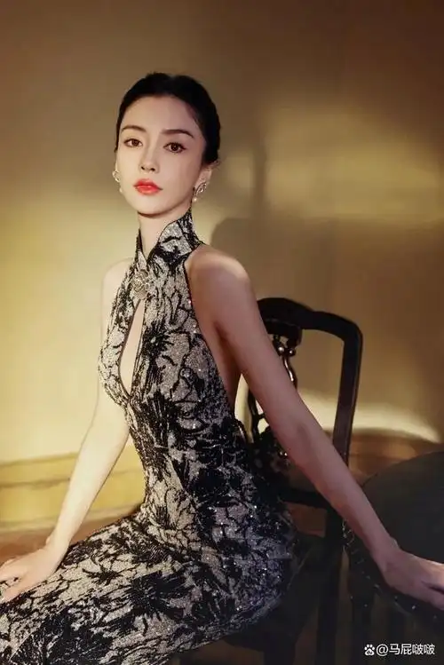 杨颖新中式旗袍,胸前开领好诱人,疯马秀后状态渐佳