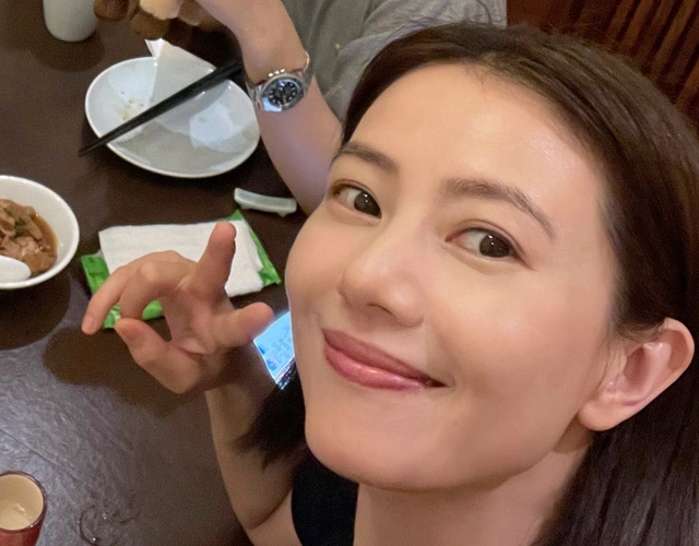 42岁高圆圆自拍照又美又嫩,印花牛仔夹克搭配卷边牛仔裤,时髦干练插图