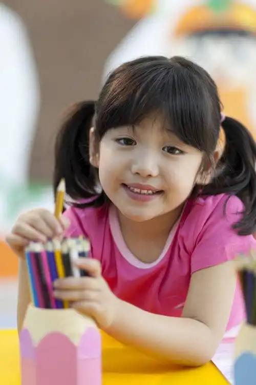 小女孩在幼儿园玩耍