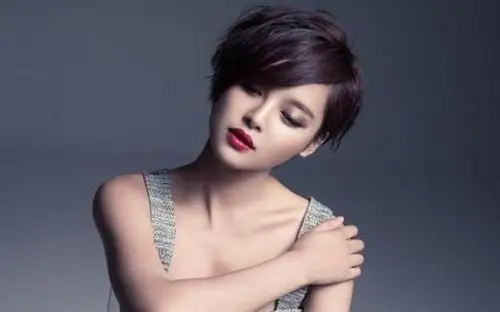 辛芷蕾少女证件照曝光,土味发型眼神呆滞,这才是真女大十八变