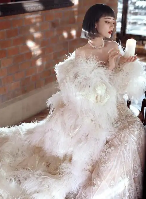 迪丽热巴短发造型变复古名伶羽毛礼裙风情万种网友美到窒息