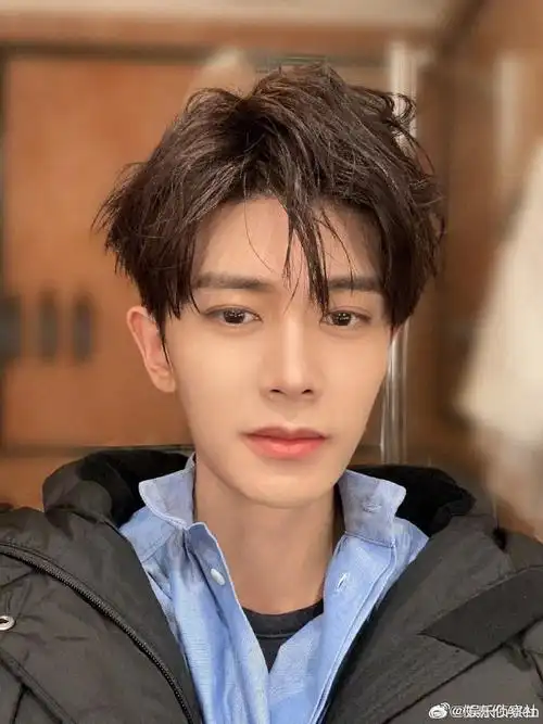 任嘉伦连发九张自拍