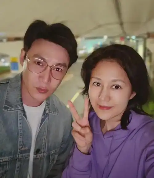 陆毅罕晒生活照,47岁鲍蕾素颜一脸沧桑,48岁陆毅打扮潮流似小伙