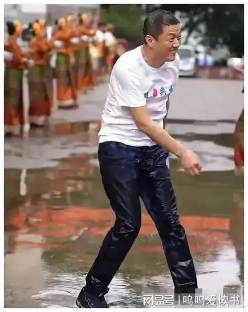 李亚鹏的身高一直为外界所关注,据他公布的数据,身高约一米八.