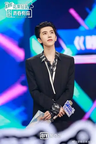 蔡徐坤《青春有你2》剧照公开 花衬衫背头大奎世最可